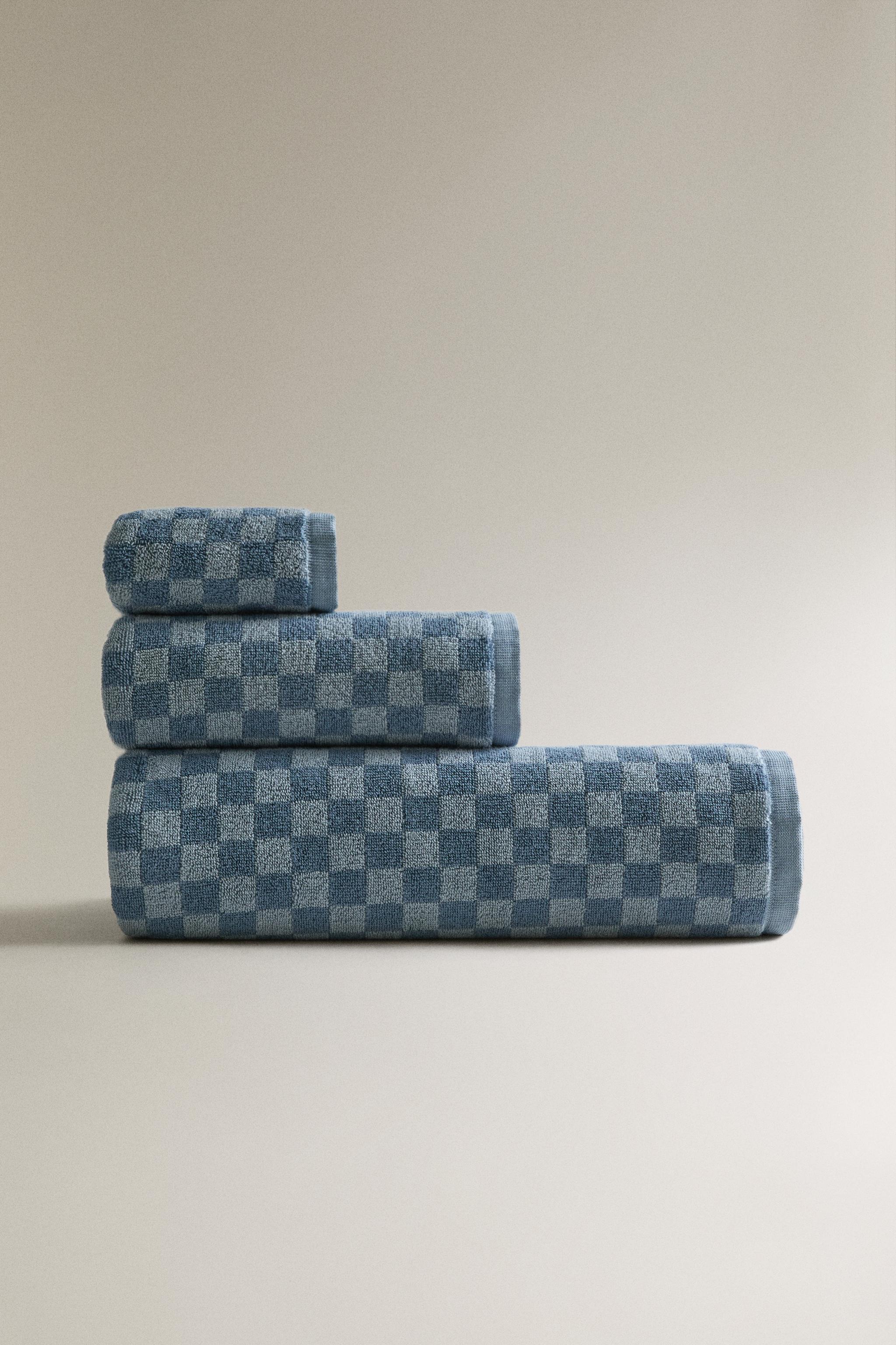 CHECKERBOARD BATH TOWEL